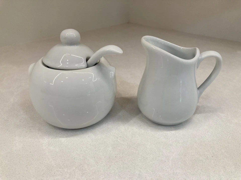 Azúcar BIA Cordon Bleu porcelana blanca con tapa y cuchara, con jarra pequeña Foto 1 de 4