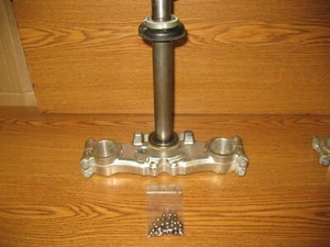 1978 SP370 FRONT FORK LOWER TRIPLE CLAMP SUZUKI SP 370 1978-1979 51411-32400 - Picture 1 of 8