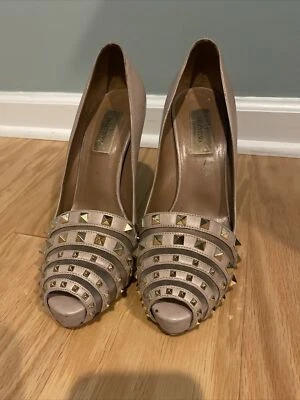 Zapatos de salón Valentino Garavani Rockstud Peep Toe TALLA 38,5 (Talla 8 EE. UU.) beige/piedra Foto 1 de 4