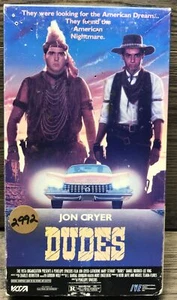 Dudes VHS 1989 Jon Cryer, Lee Ving, Daniel Roebuck, Flee, Catherine Mary Stewart - Foto 1 di 4