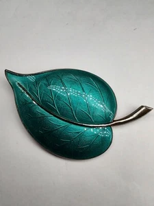 Vintage AKSEL HOLMSEN of NORWAY emerald green guilloche enamel leaf brooch pin - Picture 1 of 9