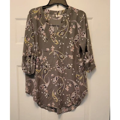 Est. 1946 Women's Green Paisley V-Neck 3/4 Sleeve Shirt Size 14/16W - Image 1 of 4