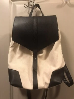 Mochila FabFitFun Primavera 2019 Deux Lux Demi Cuero Negro/Lona Blanca Foto 1 de 2