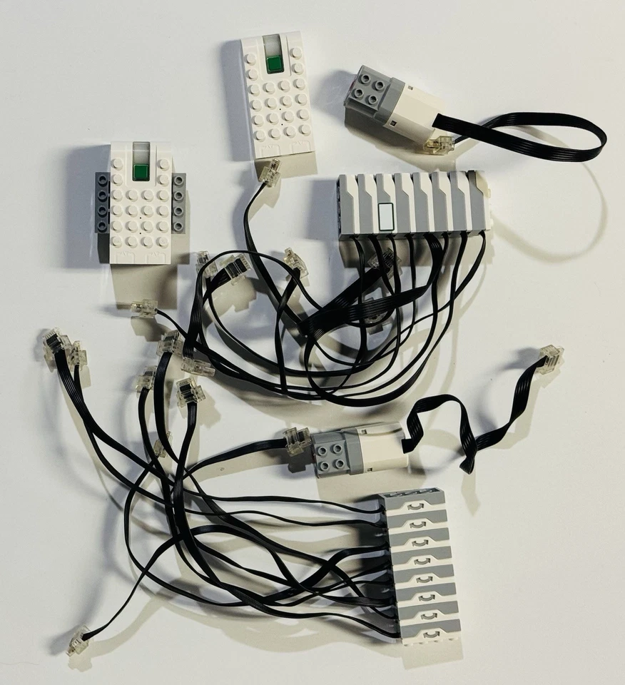 LEGO Wedo 2.0 45300 Lote de piezas - 1 buje 2 motores 8 sensores de inclinación 8 sensores de movimiento Foto 1 de 4