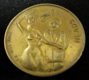 Vintage humorvolle Messing Comic Münze provokanter Gag Geschenk Akt Ah Oh Köpfe Schwänze - Bild 1 von 3