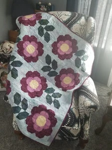 Blooming floral small quilt - Picture 1 of 3