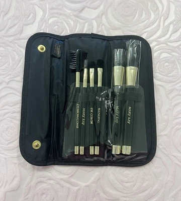 Mary Kay Set Pinceles Fieltro Maquillaje Bolsa y Sombra de Ojos NEGRO MÁS NEGRO 4994 (Disco) Foto 1 de 4