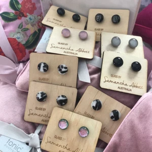 Aretes de vidrio en tonos negros de la artista australiana Samantha Abbott - Imagen 1 de 10