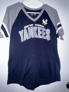 New York Yankees G-III 4her Carl Banks Short Sleeve V-neck Shirt Women’s Large - Picture 1 of 5