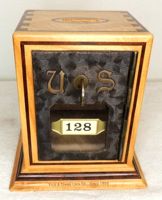 Antiguo banco de puerta de caja de correos USPS P O con "MADERA RARA" BUZ'S artesanía en madera Foto 1 de 4