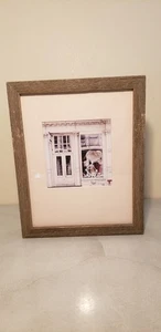 Foto con impresión artística frente a tienda SOHO de Naoki Okamoto, Nantucket enmarcada 2018 - Imagen 1 de 4