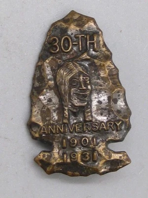 Prendedor punta de flecha antiguo Indian Motorcycle 30 aniversario 1901-1931 Metal Arts NY Foto 1 de 4