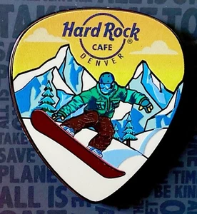 2025 Hard Rock Café Denver Rocky Mountain Snowboarder Guitarra Pick Le Pin - Imagen 1 de 2