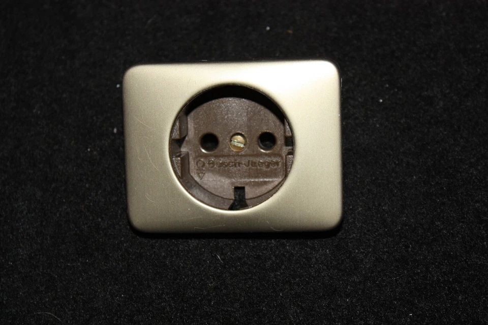 Busch & Jäger alpha nea Steckdose Blende in bronze - Bild 1 von 1