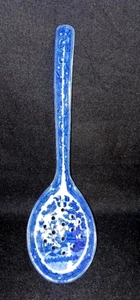 Cuchara de porcelana sauce azul con agujeros colador cuchara pájaros pagodas orientales NUEVA - Imagen 1 de 4