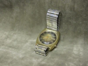 Orologio da polso uomo Bulova Accutron vintage 1974 laminato oro retro giorno e data funzionante - Foto 1 di 5