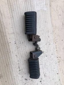 KAWASAKI AR125 PAIR OF FRONT FOOTPEGS AR125 FRONT FOOTPEGS PEG PEGS FOOT RESTS - Picture 1 of 5