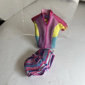 Barbie Delphin Adventure Oberteil und Unterteil für Puppe gebraucht kann muffiges Outfit riechen - Bild 1 von 7