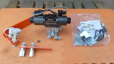 Válvula de control Kubota M7992 tercera función LA1154 cargador M6060 M7060 7J437-94200 Foto 1 de 4