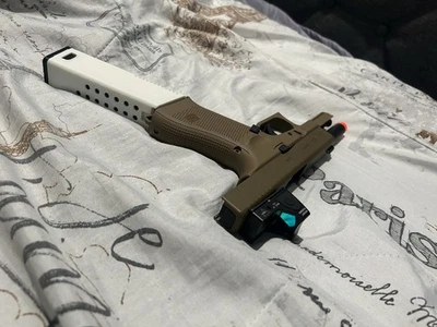 UMAREX GLOCK 19X Gen 5 CON CARGADOR EXTENDIDO REDDOT & KRISS VECTOR Foto 1 de 4