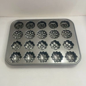 Sartén para hornear Nordic Ware Heavy Petite cuatro, 4 formas de flores diferentes - 2 tazas. - Imagen 1 de 8
