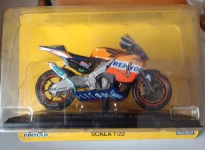 27 modellini moto  scala 1:22 world champion 2002 rider v.rossi - Immagine 1 di 4