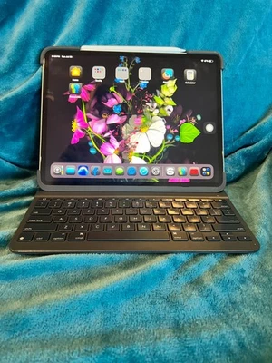 iPad Pro 12,9 pulgadas 3ª generación 1 TB con Logitech Slim Folio y Apple Pencil Foto 1 de 4