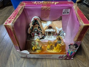 Disney Princess Dwarfs Cottage Schneewittchen Porzellan beleuchtetes Dorf 2004 - Vintage - Bild 1 von 5