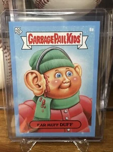 2021 GARBAGE PAIL KIDS MARCH WEEK 2 BIZARRE LIGHT BLUE Parallel 8a Ear Muff Duff - Bild 1 von 2