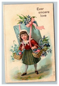 Postal de San Valentín vintage de 1900 niña con regalos flores púrpuras corazones - Imagen 1 de 2