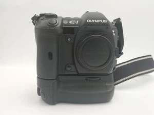 Olympus E-1 4/3 System Camera with Olympus HLD-2 Grip. - Bild 1 von 13