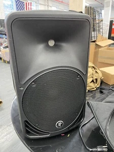 Mackie SRM350v3 1000W High-Definition Portable Loudspeaker with soft case/cover - Picture 1 of 6