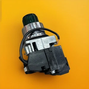 🔥(AN) ***QTY 1*** Siemens 52PT6D3A Green Push-To-Test Pilot Light 30mm 1NO/1NC - Picture 1 of 9