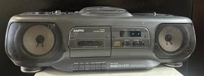 Sanyo MCD-Z15 Reproductor de CD AM/FM Radio Cassette Doblaje BassXpander Boombox Estéreo Foto 1 de 4
