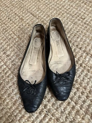 Chanel Zapatos planos de ballet de cuero negro talla 9,5 pueden adaptarse a un pequeño 10 Foto 1 de 4