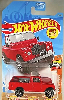 Hot Wheels #111 HW 2019 Hot Trucks 3/10 Land Rover Series lll camioneta roja con Baja5s Foto 1 de 4