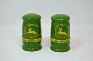 Juego de sal y pimienta en relieve elevado John Deere cocina de porcelana verde coleccionable - Imagen 1 de 2