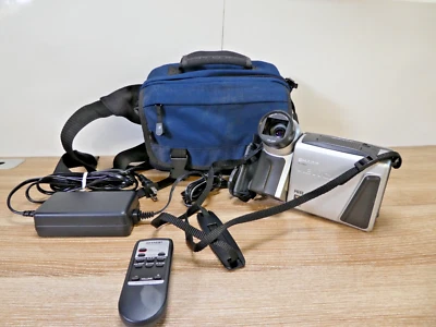 Sharp VL-H860U 8mm Video 8 Camcorder Viewcam Bundle Remote Charger - No Battery - Image 1 of 4