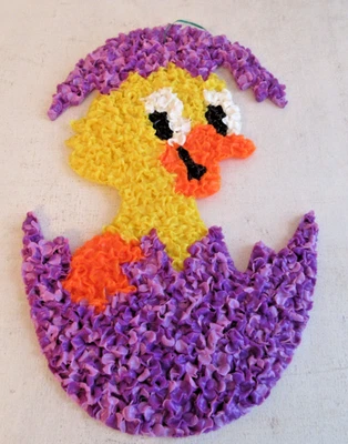 Palomitas de maíz derretidas de plástico pollito de Pascua en decoración de huevos Foto 1 de 2