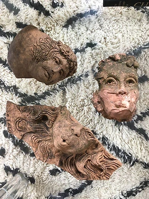 ¿Griego arquitectónico neoclásico vintage de mediados de siglo? Fragmentos faciales de cerámica Foto 1 de 4