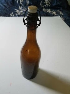ANTIGUA BOTELLA DE CERVEZA DE VIDRIO MARRÓN HOSTINSKEHO CERVECERÍA REPÚBLICA CHECA TAPA DE CERÁMICA - Imagen 1 de 7