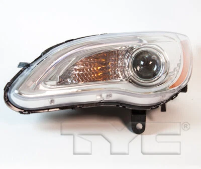 Farol lateral esquerdo do motorista com certificação TYC NSF para 11-14 Chrysler 200 - Imagem 1 de 3