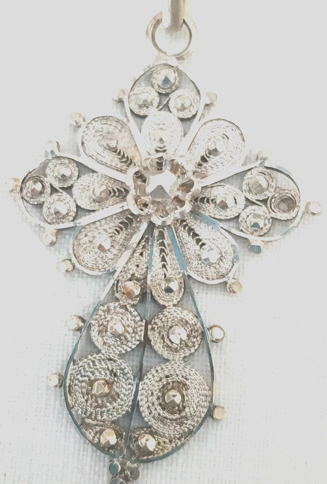 LUNGA COLLANA VINTAGE E CROCE IN FILIGRANA NO PUNZONI ARGENTO METALLO - Immagine 1 di 4