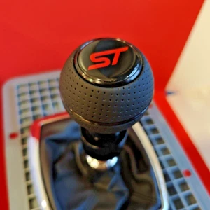 SCHWARZ LEDER SPORT SCHALTKNAUF für FOCUS MK3 MK4 FIESTA MK7 MK8 RS ST KUGA 2.0T - Picture 1 of 8