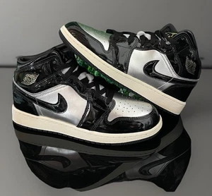 AIR JORDAN RETRO 1 MID GS SZ 7 WMNS 8 SE BLACK FZ3938-001 METALLIC GOLD SILVER - Picture 1 of 11