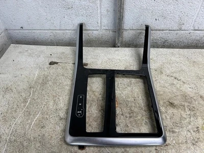 Крышка центральной консоли 2025 AUDI Q7 черная и серебристая от оригинального производителя  - Изображение 1 из 4