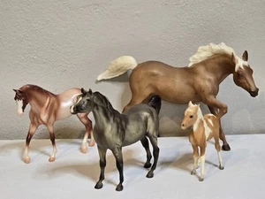 Breyer Horse Mixed Lot Of 4 Horses #1 - Picture 1 of 22