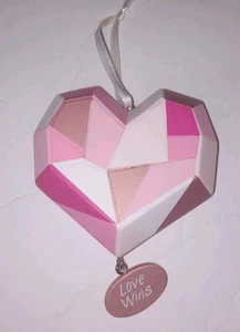 Hallmark Keepsake Love Wins 2019 corazón rosa adorno de Navidad o San Valentín - Imagen 1 de 6