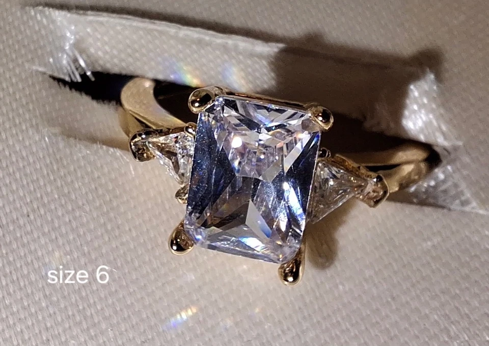 Anillo solitario con piedra de corte Asscher grande Foto 1 de 2