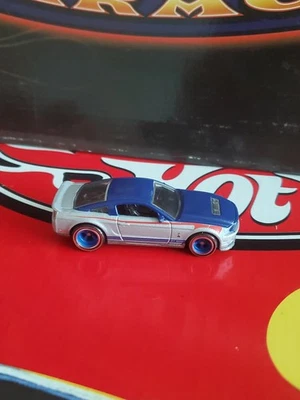 Hot Wheels 2011 Garage Boxed Set '10 Ford Shelby GT500 Silver/Blue Real Riders - Image 1 of 4